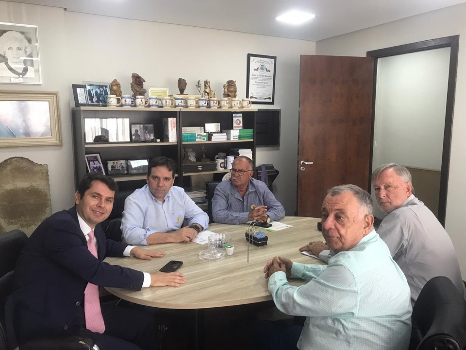 Presidente da Câmara Municipal participa de reunião na Cohapar em Curitiba
