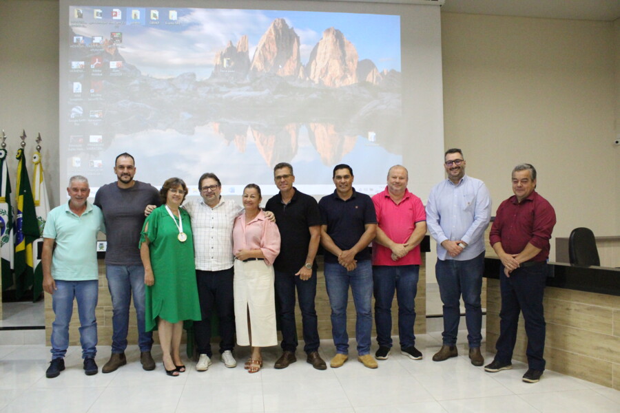 sessao-solene-para-entrega-da-medalha-aos-alunos-destaque-do-ano-de-2024-das-escolas-municipais